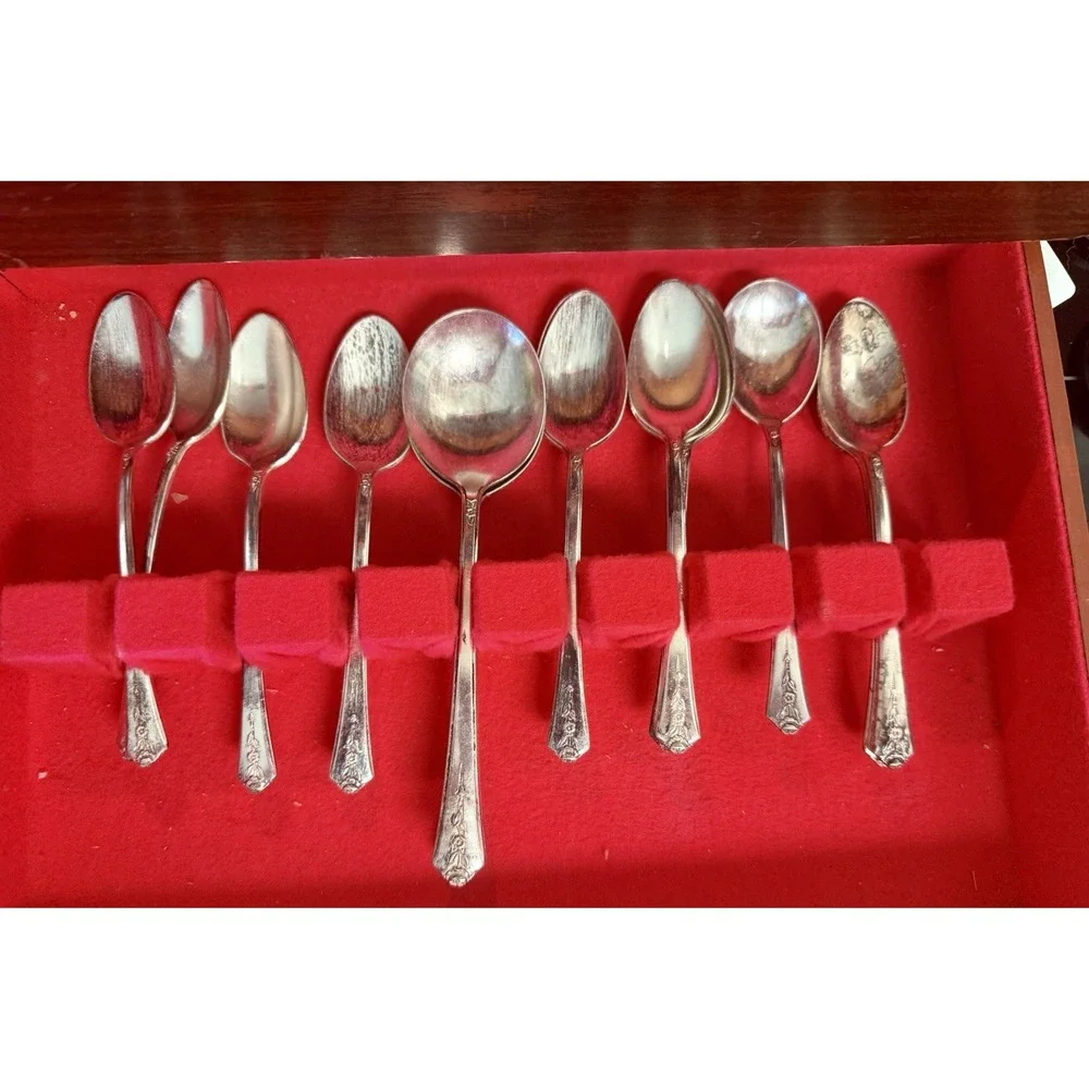32 Pc 1847 Rogers Bros Silverplate Flatware Set w Chest Vintage IS